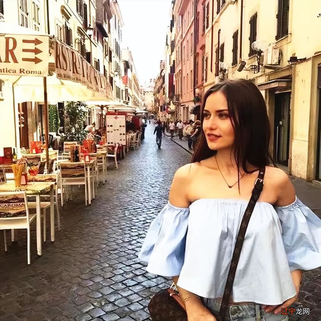 土耳其顶级混血美人，飘逸黑发窈窕身材，名媛式极简风自带奢华