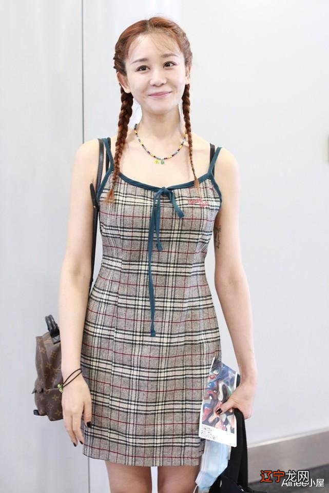 海陆还挺会扮少女的，格纹吊带裙清新复古，两只鞋不同色挺个性