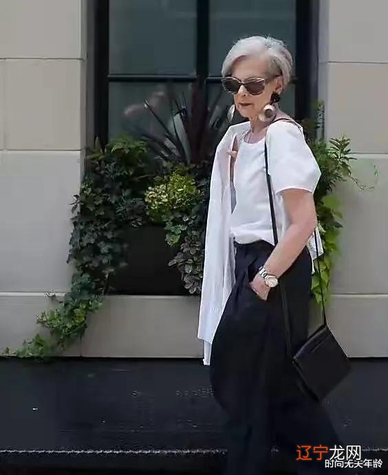 白Tee穿搭不无聊！这些搭配方案足够你穿一整个夏天都不重样