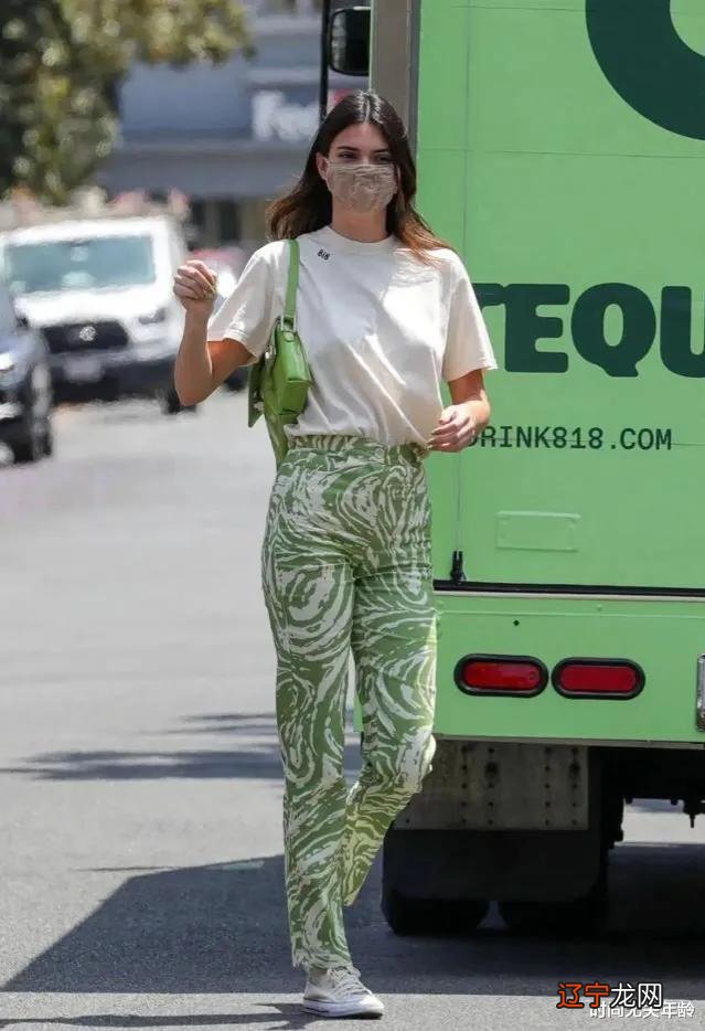 白Tee穿搭不无聊！这些搭配方案足够你穿一整个夏天都不重样