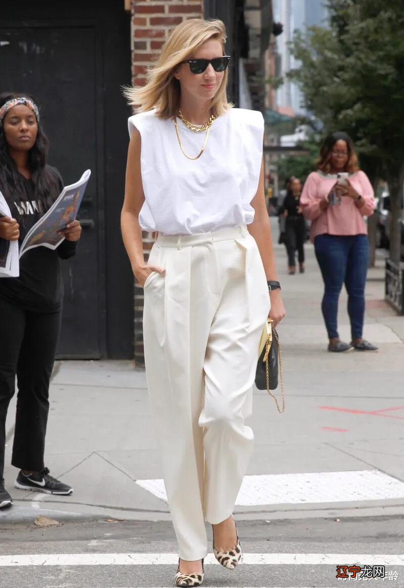 白Tee穿搭不无聊！这些搭配方案足够你穿一整个夏天都不重样