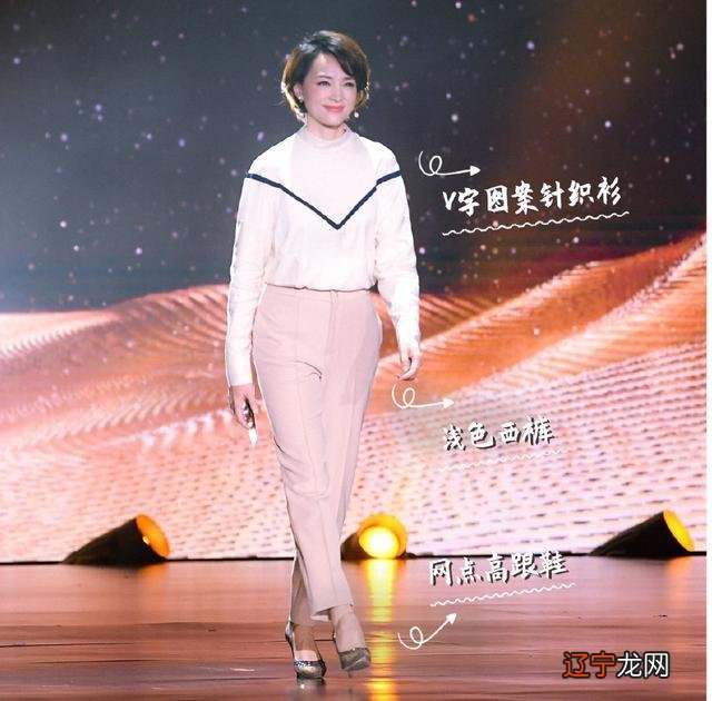 董卿穿水墨山水西装裙，腹有诗书气的穿搭，凸显知性优雅美