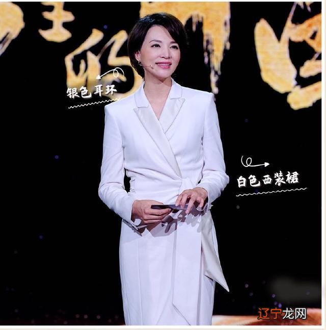 董卿穿水墨山水西装裙，腹有诗书气的穿搭，凸显知性优雅美