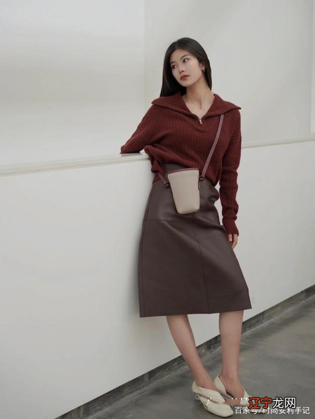 今年秋天流行“毛衣＋短裙”，时髦洋气又不失高级