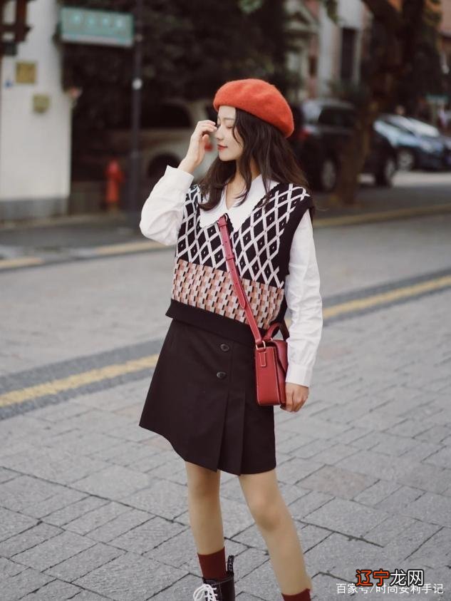 今年秋天流行“毛衣＋短裙”，时髦洋气又不失高级