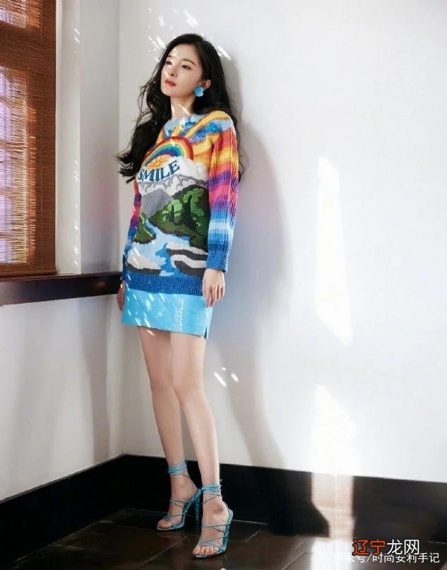 今年秋天流行“毛衣＋短裙”，时髦洋气又不失高级