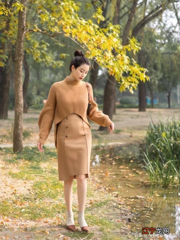 今年秋天流行“毛衣＋短裙”，时髦洋气又不失高级