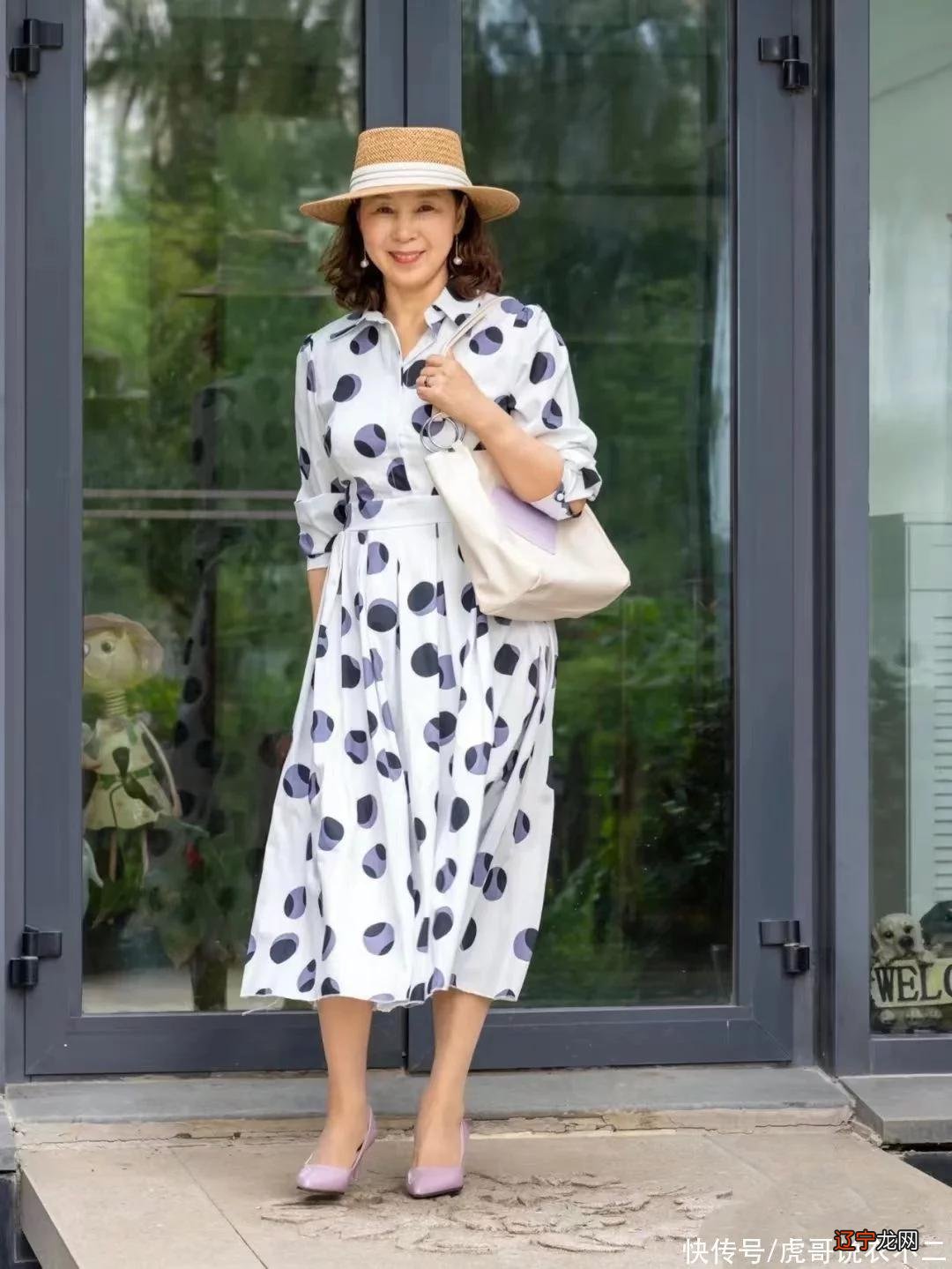 过了60岁的微胖奶奶,“连衣长裙+草编帽”,才是你该有的搭配
