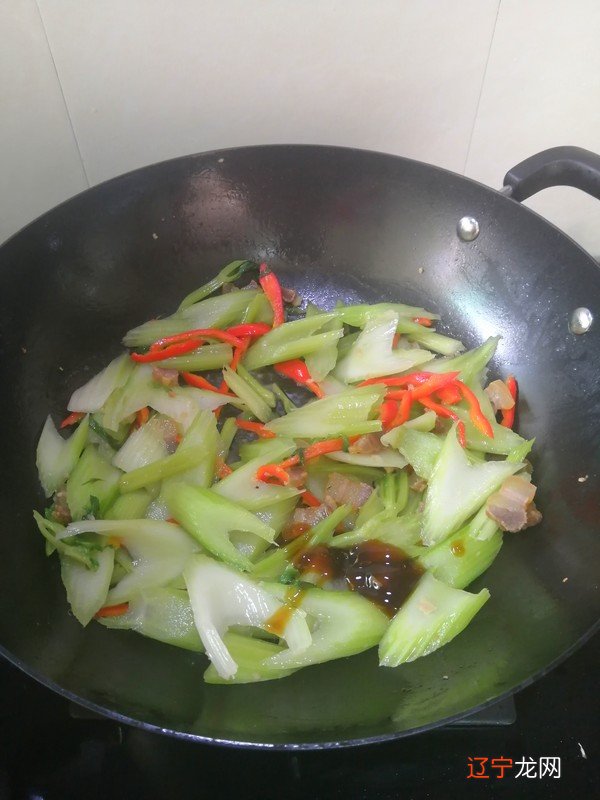 简简单单也不失美味~~腊肉炒西芹的做法-家常味炒菜谱