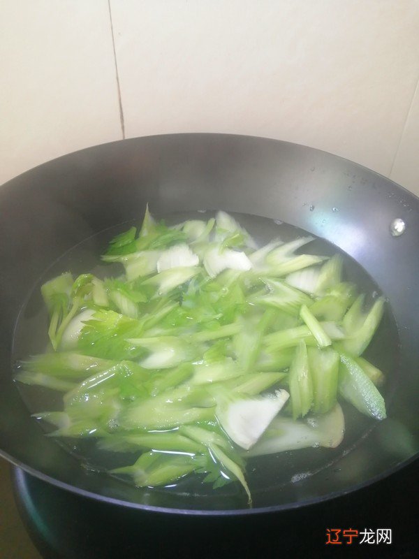 简简单单也不失美味~~腊肉炒西芹的做法-家常味炒菜谱