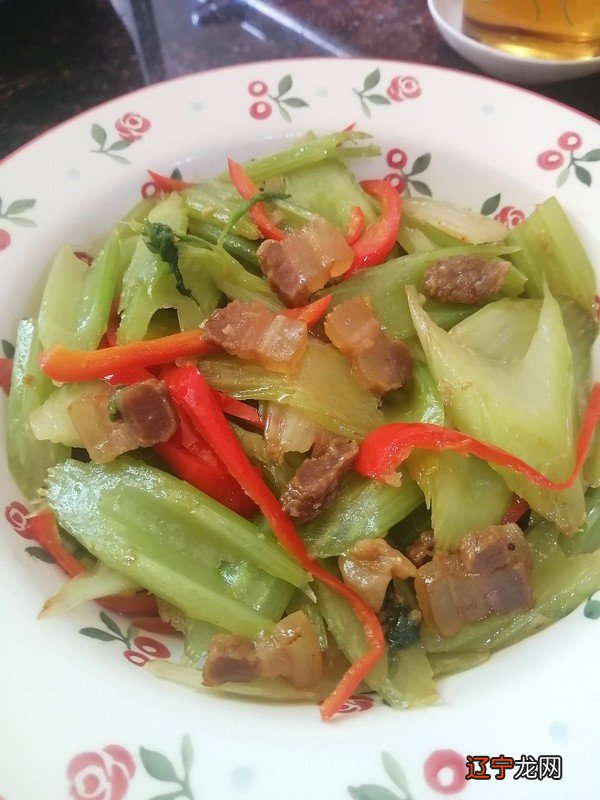 简简单单也不失美味~~腊肉炒西芹的做法-家常味炒菜谱