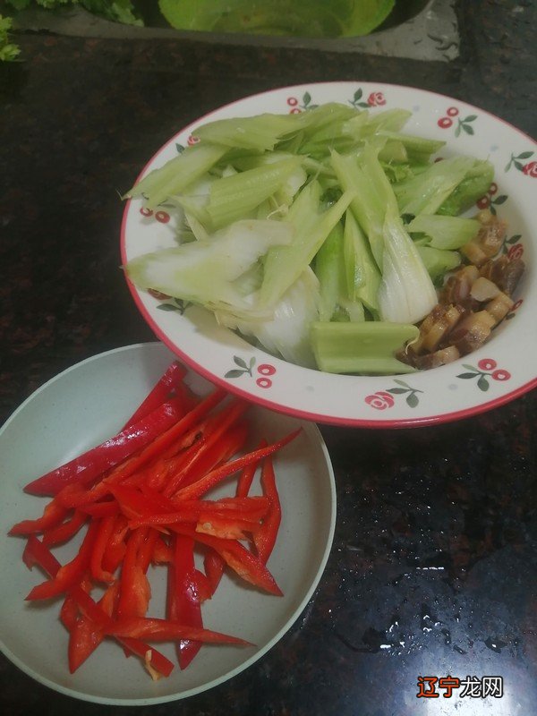 简简单单也不失美味~~腊肉炒西芹的做法-家常味炒菜谱