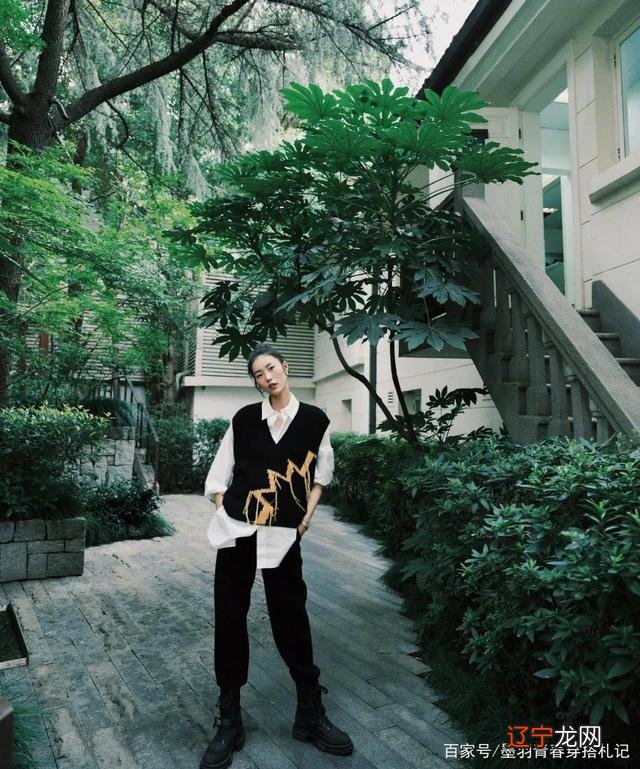 拜托，运动裤别再搭运动鞋，教你释放出高级感，时髦个性显气质