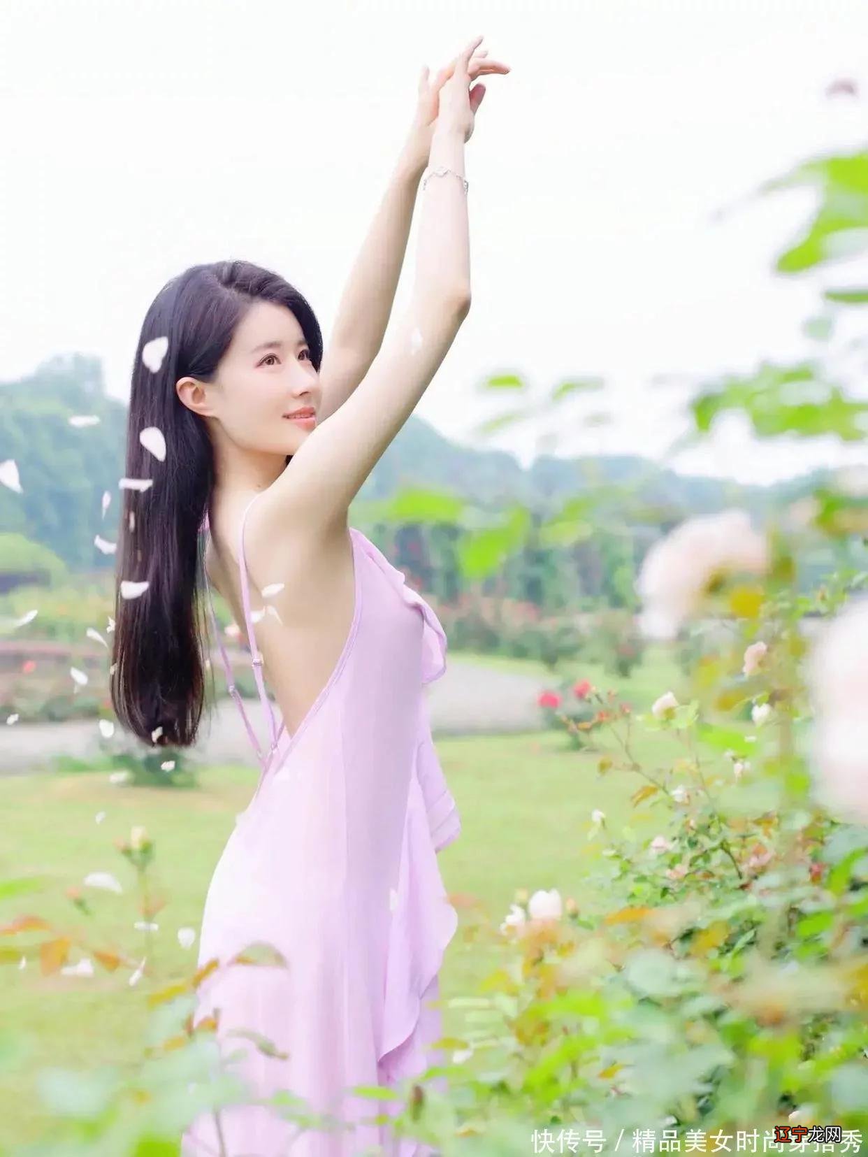 紫色温柔梦幻风的轻纱连衣裙轻盈曼妙的面料，飘逸浪漫的裙摆，展现出女人的无限柔情