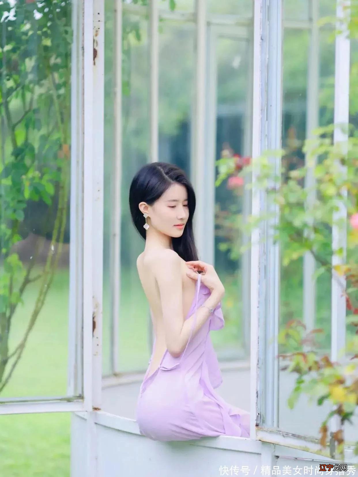 紫色温柔梦幻风的轻纱连衣裙轻盈曼妙的面料，飘逸浪漫的裙摆，展现出女人的无限柔情