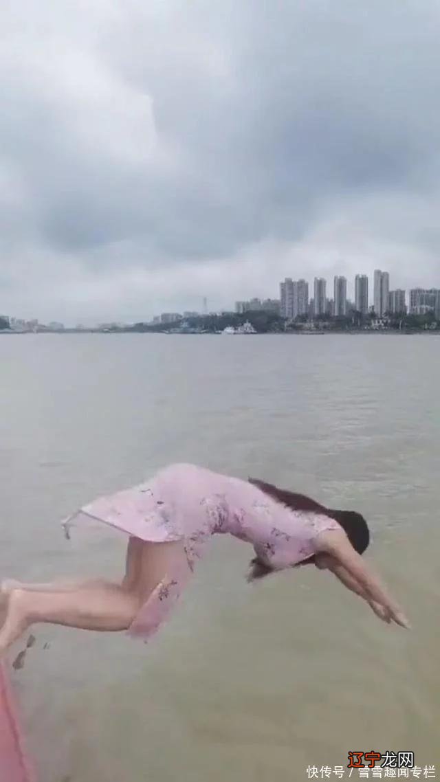 一女子穿着旗袍，跳入水流湍急的河里，潜水很久都没有露头