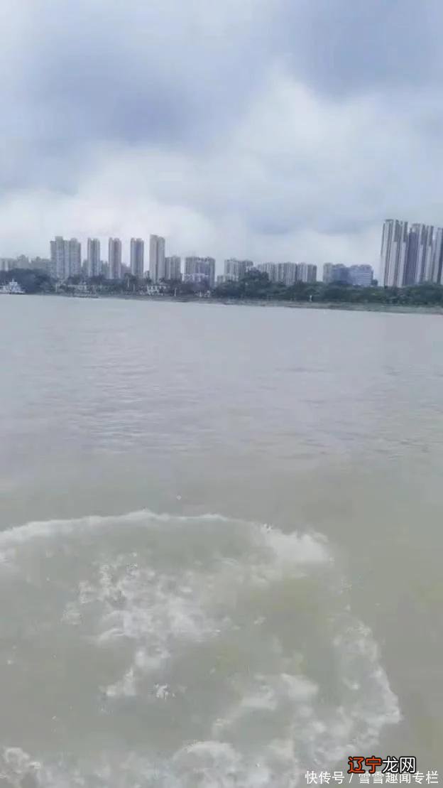 一女子穿着旗袍，跳入水流湍急的河里，潜水很久都没有露头