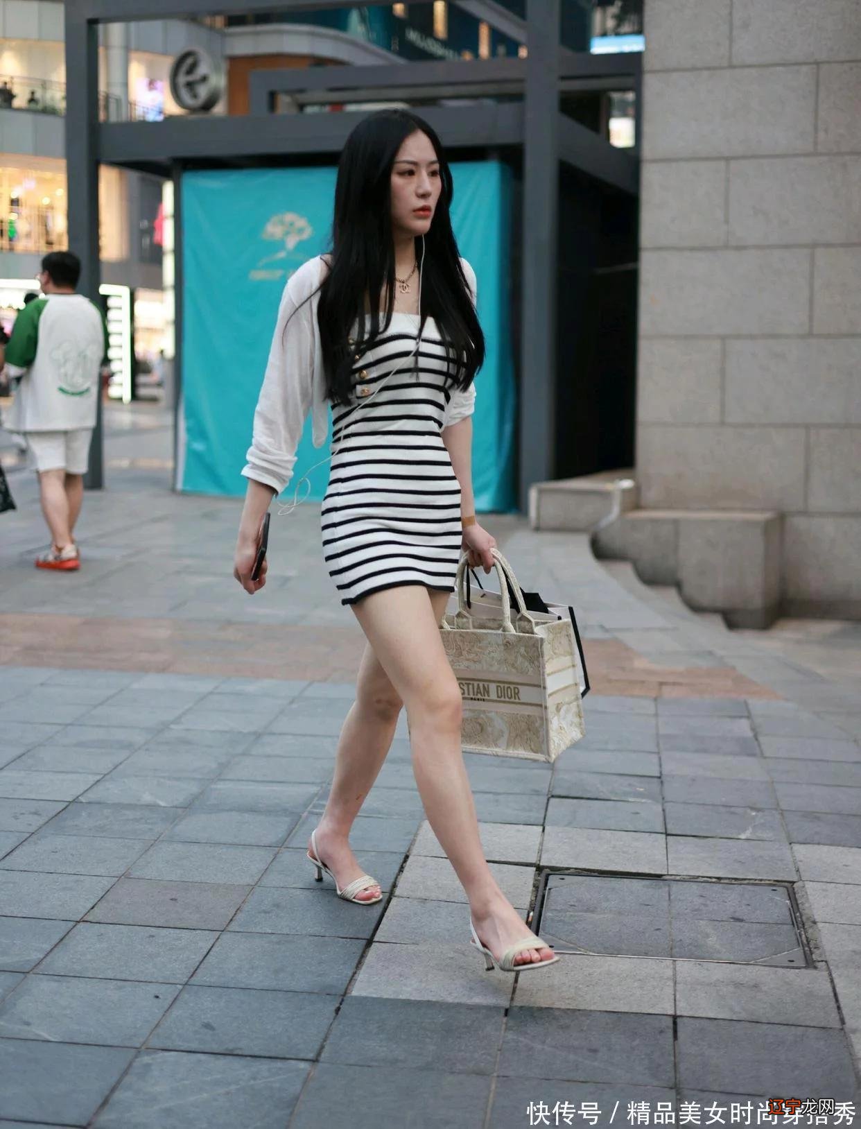 条纹吊带裙和白色小衫搭配，简直绝了，太美了。