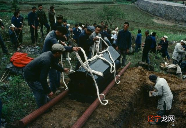 梦见坟墓是好的兆头还是坏的兆头 梦见坟墓塌陷什么兆头