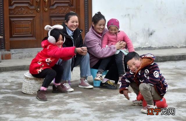 梦见自己抱着一个小孩 梦见抱别人家的小孩