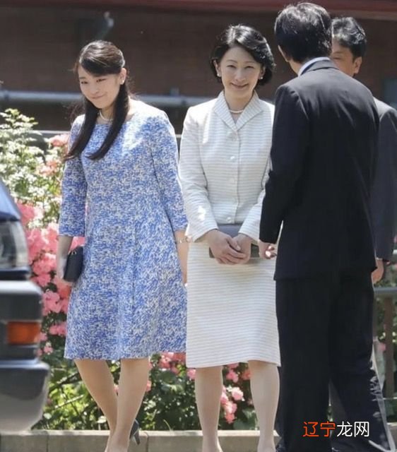 日本公主出行没皇家范，穿搭低调如邻家少女，驸马爷扎小辫挺帅气