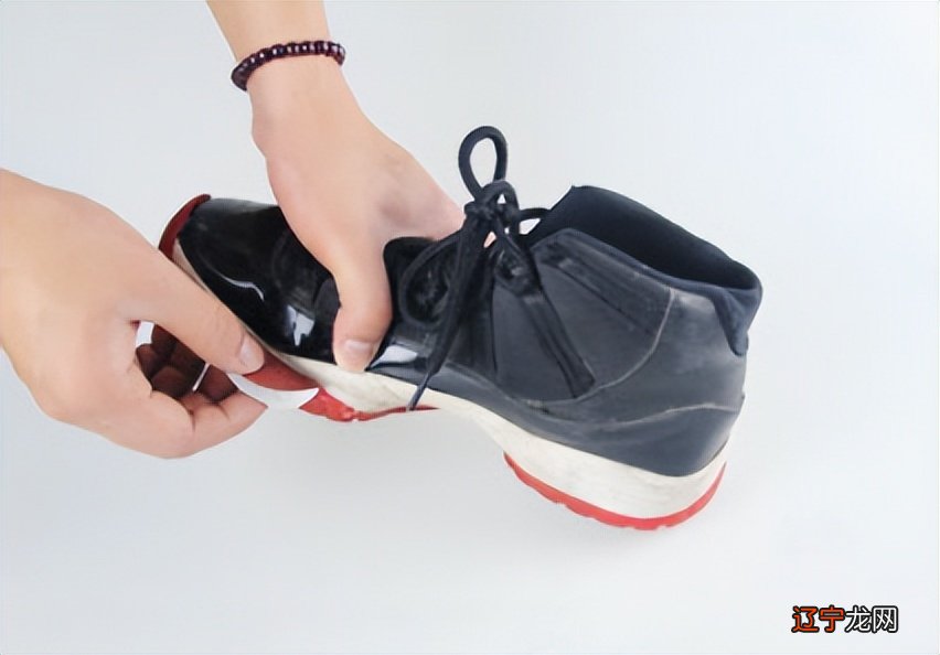 鞋子开胶就扔掉?浪费!修鞋匠教你方法,美观牢固不开胶!