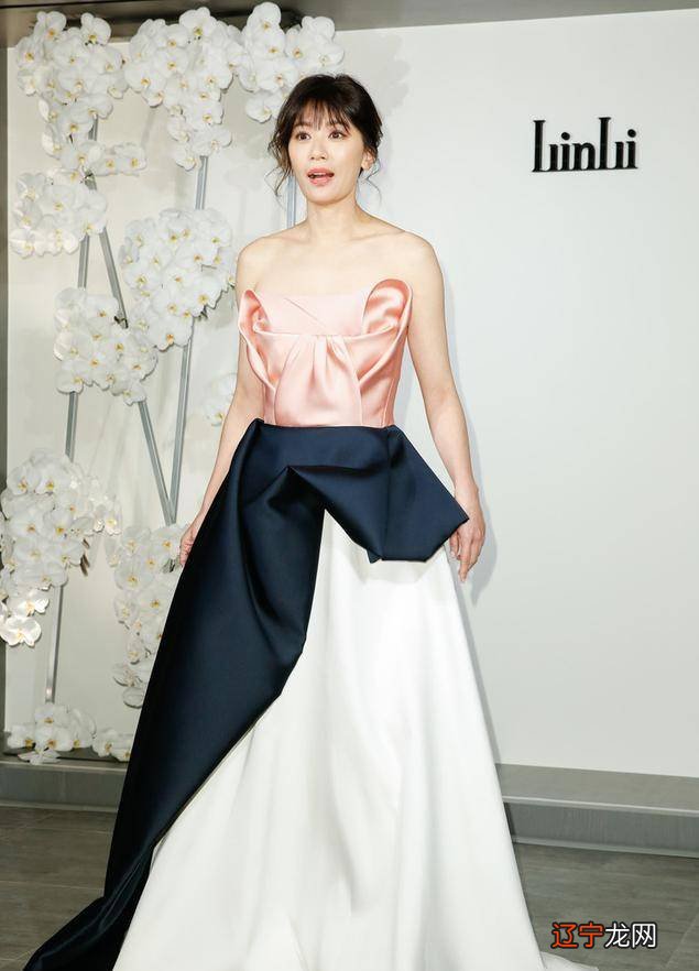 贾静雯真挺美,穿条纹衬衫秀姣好身材,越打扮越年轻不像当妈的人