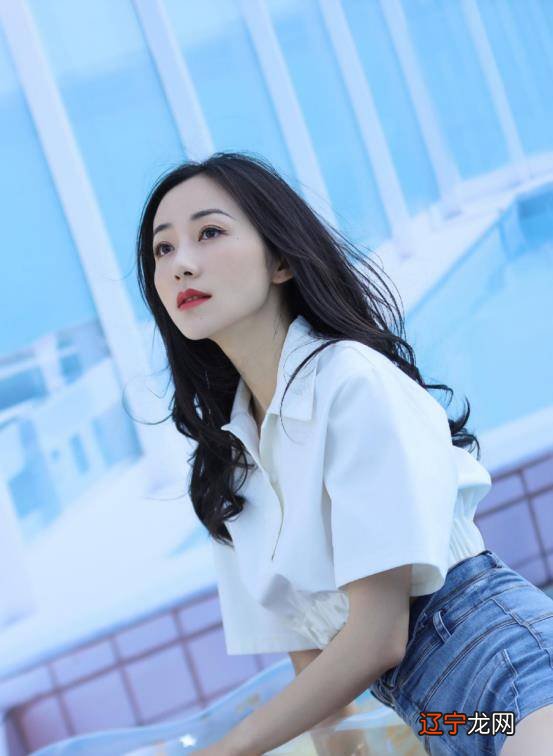 韩雪搭配白色衬衫，简约大方，尽显精致感