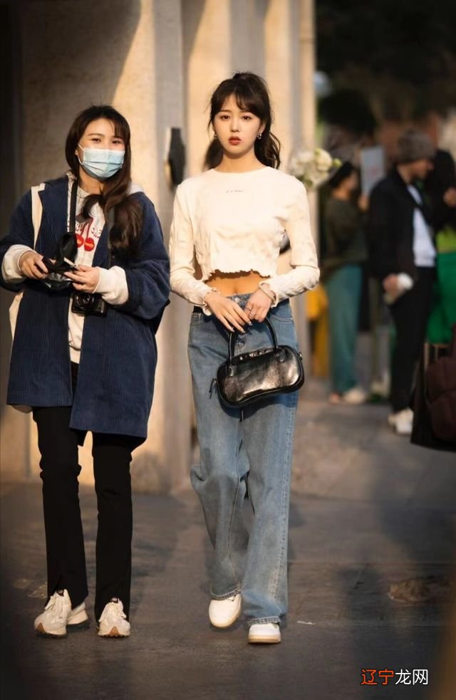 被上海女生街拍惊艳了！爱“露腰”美得很自信，充满活力有高级感