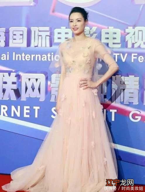 吴敏霞身材好惊艳,一袭白色鱼尾连衣裙不见一丝赘肉,美腻了