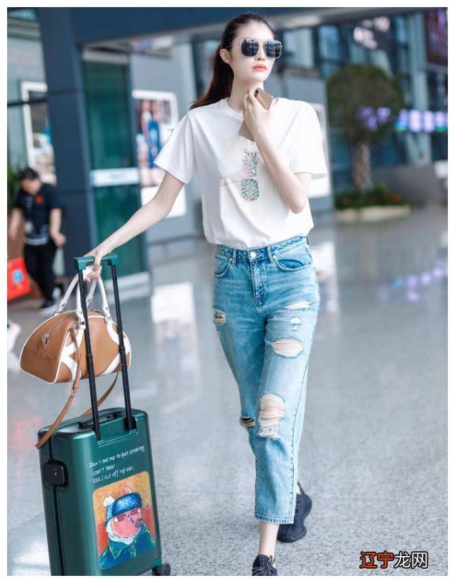 霍伊萨克机场穿椰子鞋，比白色更漂亮，何穗穿椰子鞋引人注目