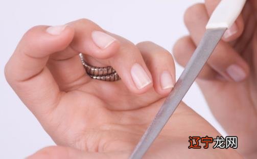 指甲表面凹凸不平是什么原因?指甲的形状和疾病有什么关系