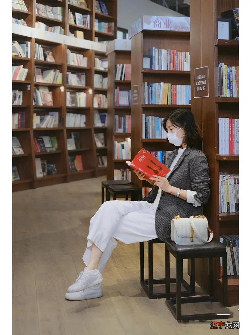 女人到了50岁，建议秋天多穿这4双鞋，精致时髦又显气质