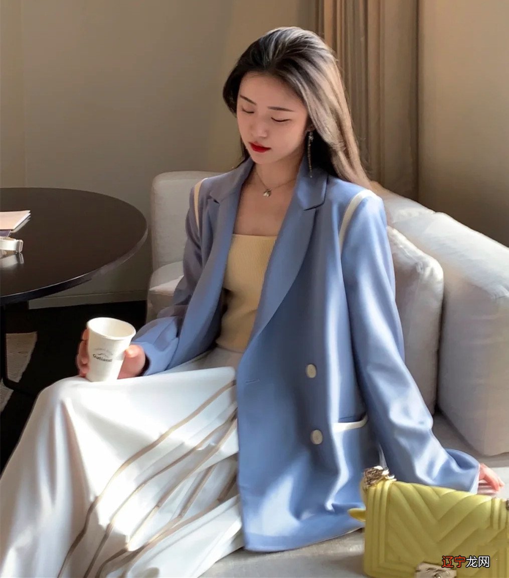 除了黑西装,女人还可以穿这3款西装去上班,优雅干练又气质