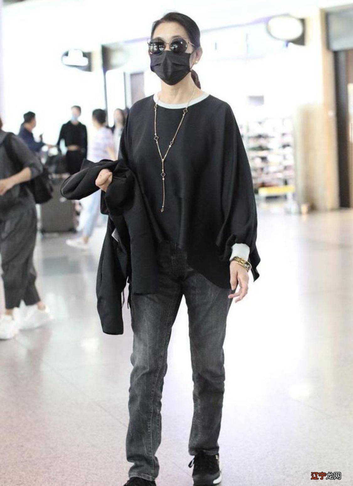 倪萍跟素人合影，化了淡妆仍难演出身上的衰老，当看到真实老人家