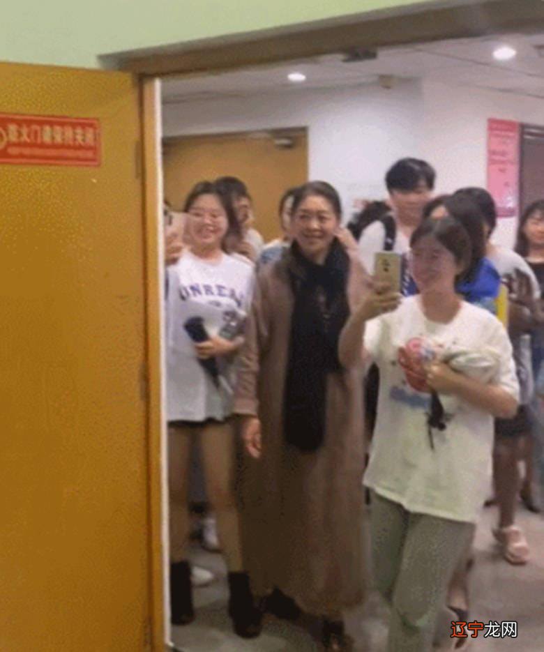 倪萍跟素人合影，化了淡妆仍难演出身上的衰老，当看到真实老人家