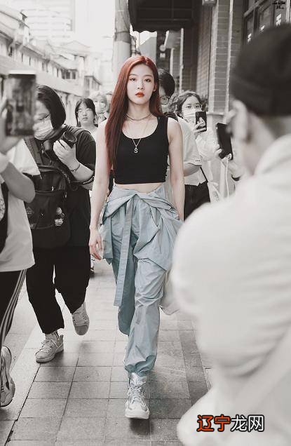 “老爹背心+牛仔裤”，时髦又时髦！