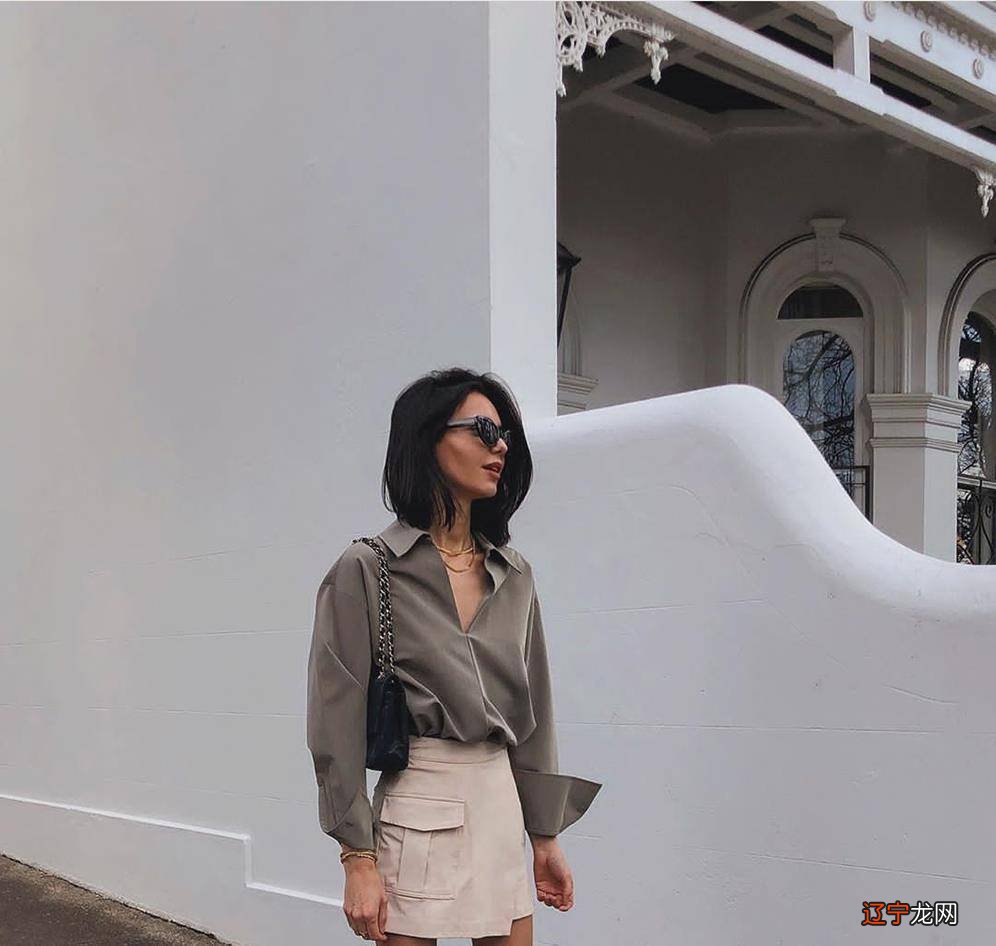 亮面衬衫配什么裤子优雅温婉妩媚动人