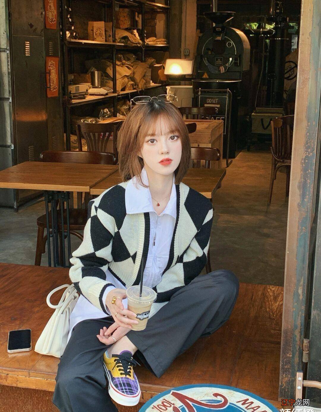 条纹衫+牛仔半身裙,百搭时髦又显气质,秋冬穿搭指南