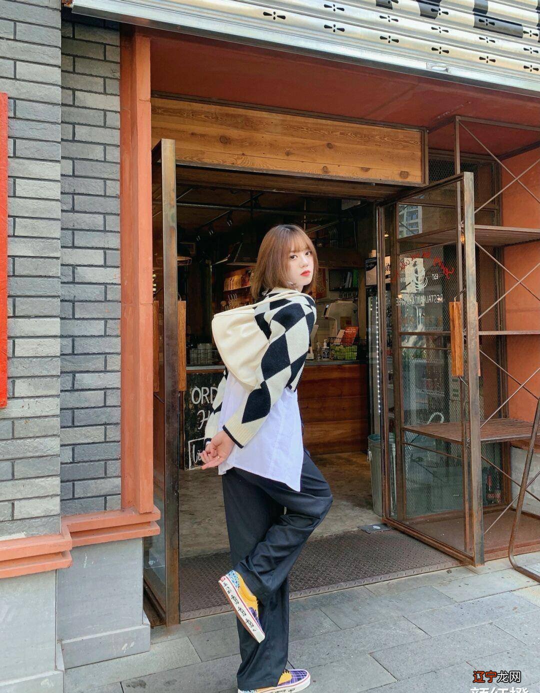 条纹衫+牛仔半身裙,百搭时髦又显气质,秋冬穿搭指南