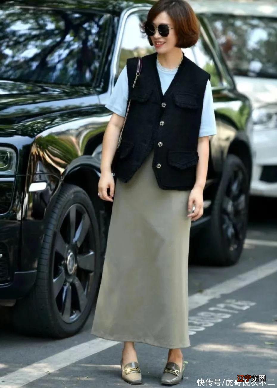 远离大妈装、会叠穿、发选短，50岁女人做到这3点，赢得时尚优雅