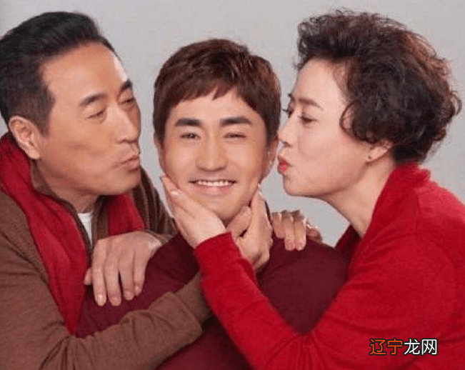 63岁老戏骨被传娶90后，新妻比儿还小？杨玏：只有一个爸一个妈