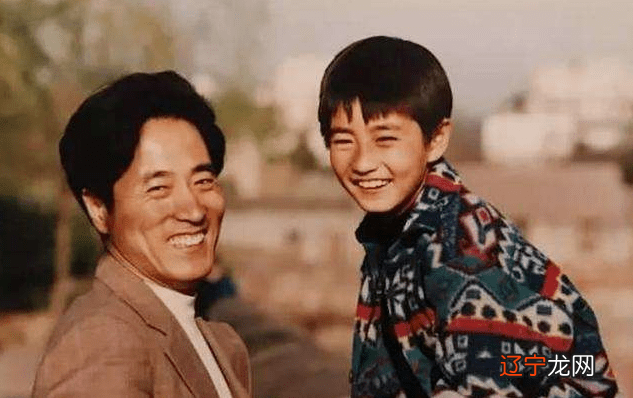 63岁老戏骨被传娶90后，新妻比儿还小？杨玏：只有一个爸一个妈