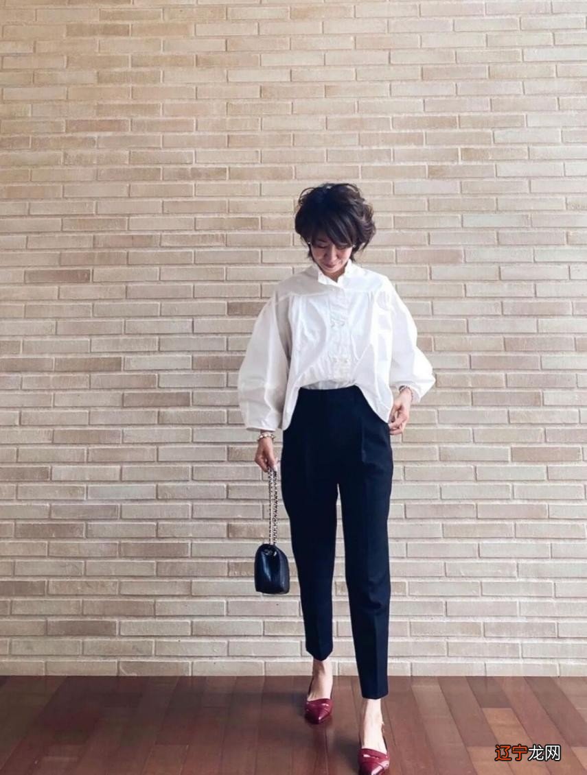 穿衬衫最配A字裙还是烟管裤?瞧这俩人的穿搭对比图,一目了然