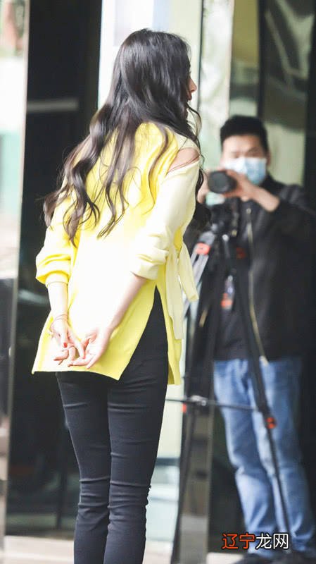 杨幂穿黄颜色开袖t恤搭黑色破洞裤，辣妈还是那么时髦！
