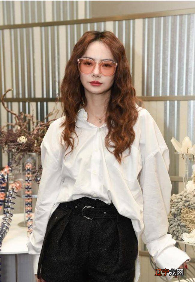 戚薇的衬衫搭配有哪些小技巧呢