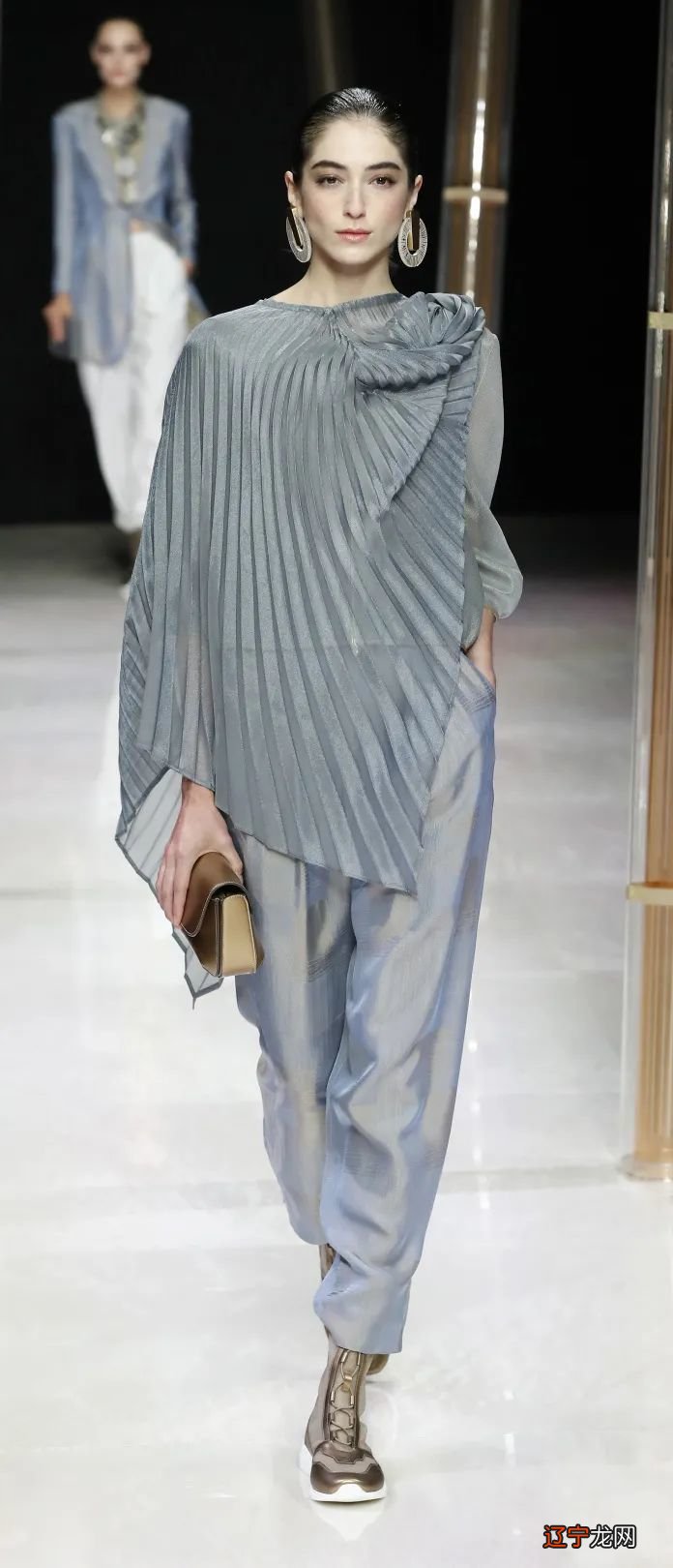 Giorgio Armani用金色丝线编织东方幻境