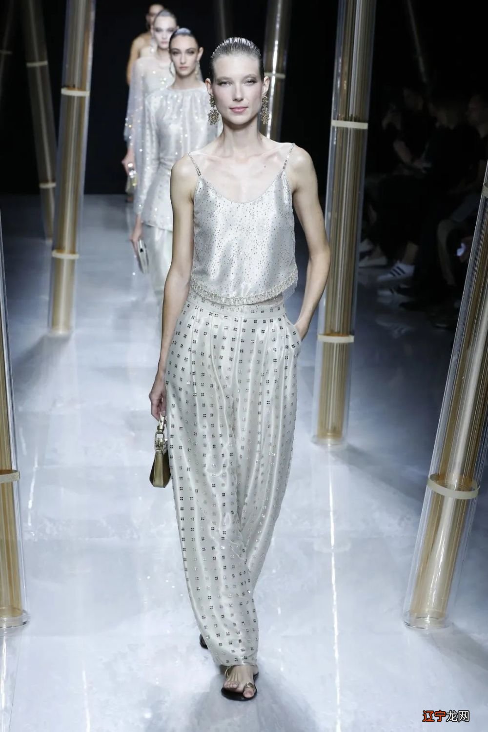 Giorgio Armani用金色丝线编织东方幻境