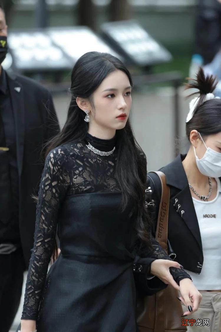 周也穿黑色蕾丝裙惊艳 清冷千金贵气感十足
