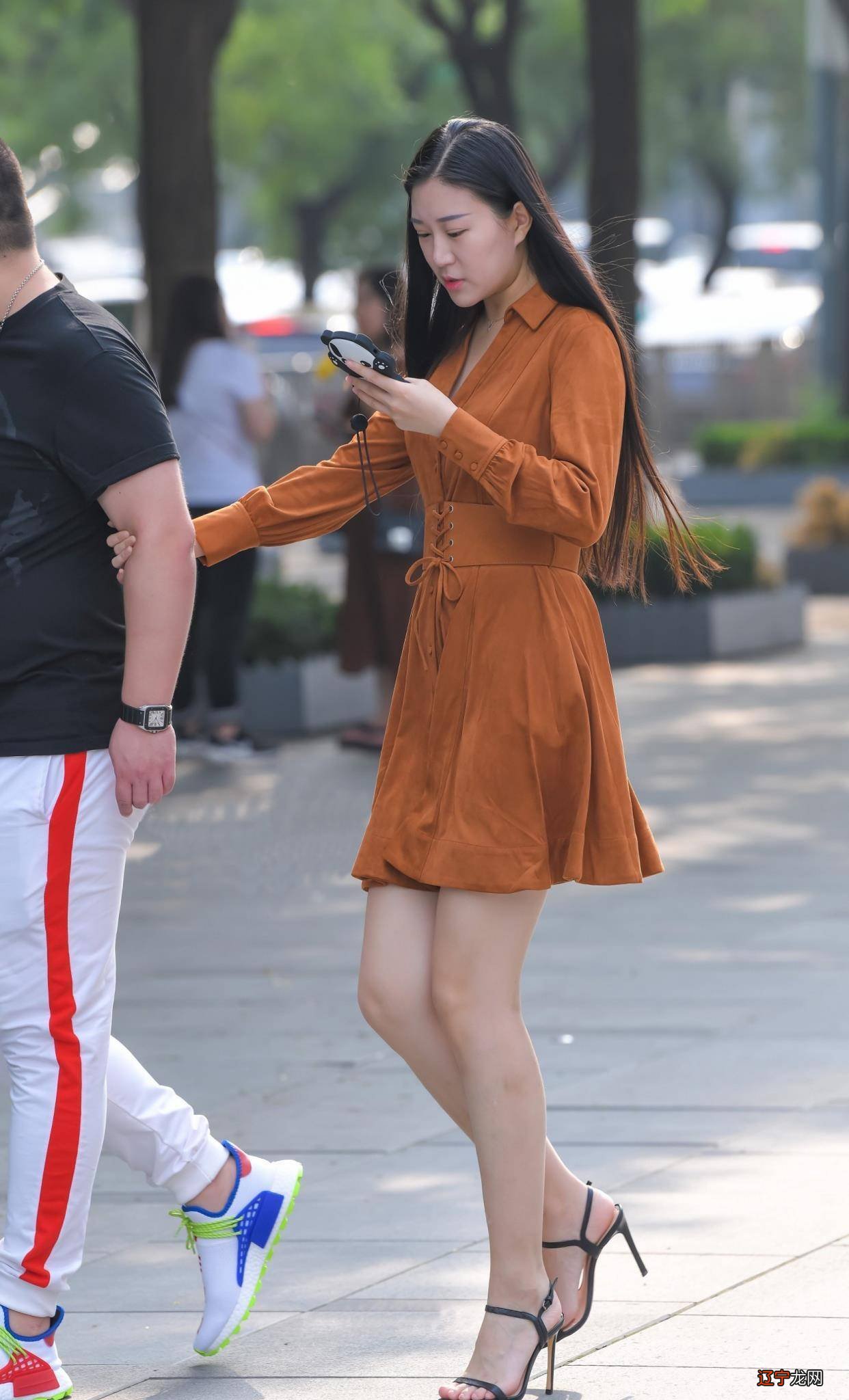 夏季连衣裙穿在身上不仅保暖效果好，还能体现女生优雅一面